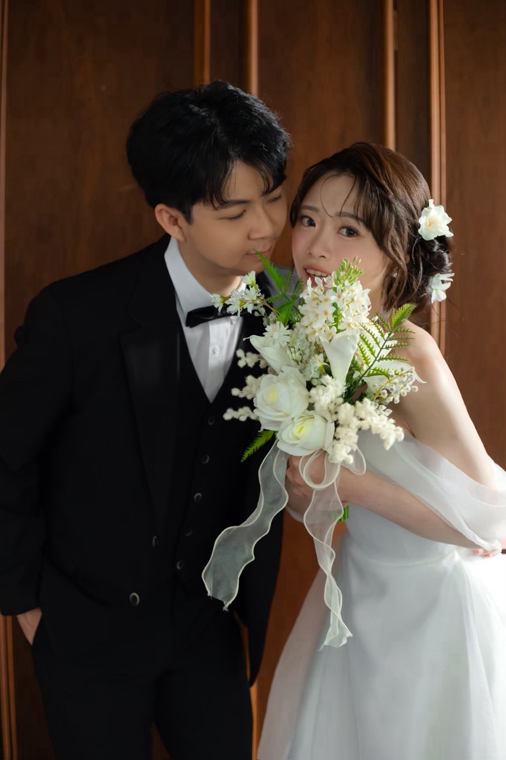 Annie 與 Eric 在雪山婚禮場景中
