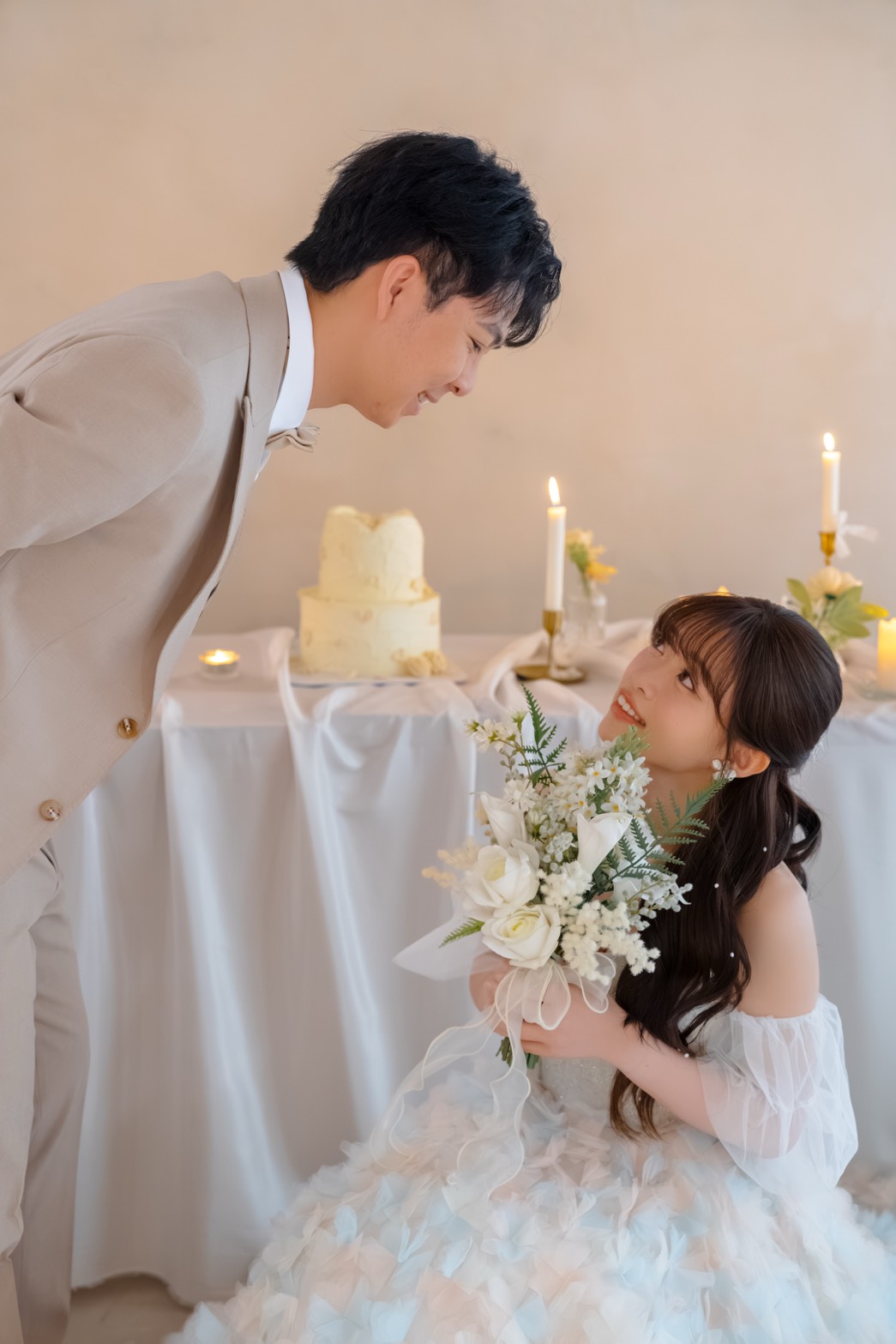 Annie 與 Eric 相視而笑的婚紗照